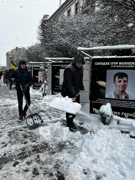 Мер Франківська Марцінків прибирав сніг лопатою у центрі міста 