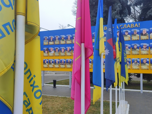 В Ізмаїлі на головній площі міста встановили бойові прапори бригад полеглих героїв-захисників