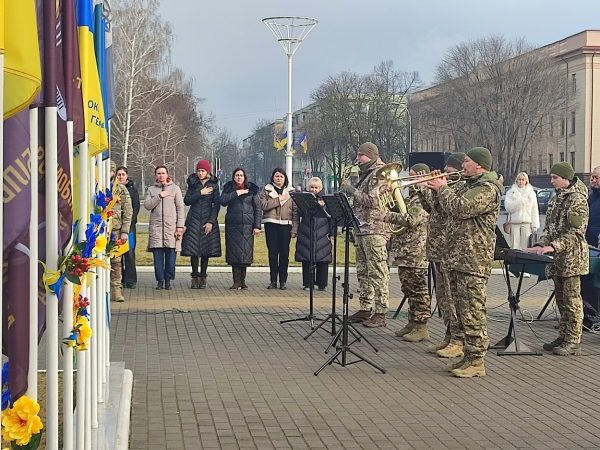 В Ізмаїлі на головній площі міста встановили бойові прапори бригад полеглих героїв-захисників