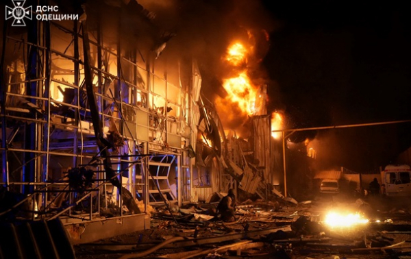 В Одессе из-за атаки дронов сгорел автосалон