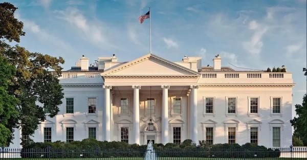 Білий дім опублікував до Дня закоханих валентинки з Мадуро та Гренландією 