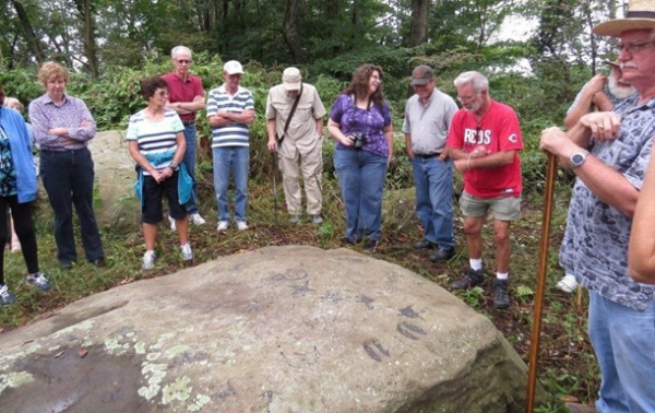 В США нашли 1000-летнюю скалу с загадочными следами В США нашли 1000-летнюю скалу с загадочными следами