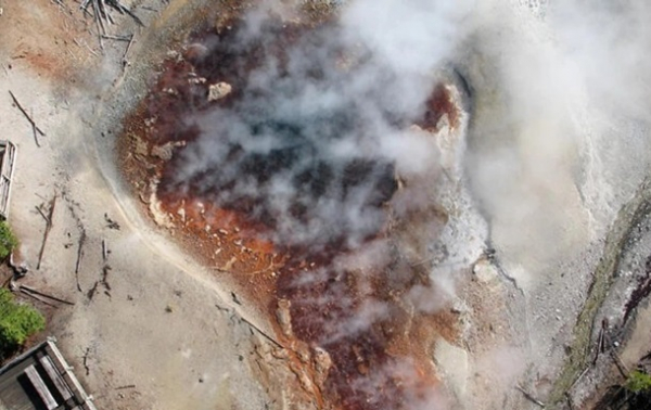 В США проснулся самый большой в мире кислотный гейзер