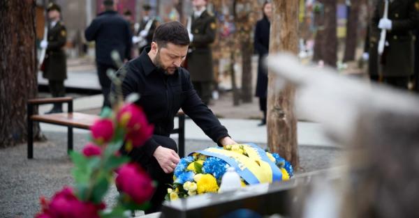 Зеленський вшанував пам'ять українських захисників, які загинули у битвах за Мощун Зеленський вшанував пам'ять українських захисників, які загинули у битвах за Мощун