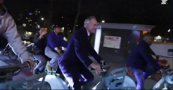 У Парижі обрали нового мера&nbsp; - він після оголошення результатів сів на велосипед та поїхав до мерії 