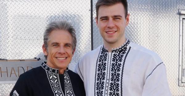 Гераскевич подарував вишиванку Бену Стіллеру Гераскевич подарував вишиванку Бену Стіллеру