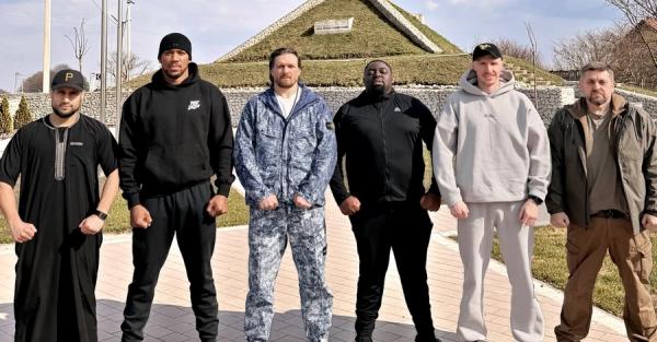 Усик привіз в Україну Джошуа – показав йому Київ та нагодував національними стравами Усик привіз в Україну Джошуа – показав йому Київ та нагодував національними стравами