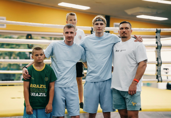 Директор команди Усика Сергій Лапін  про бокс у Києві, майбутнє брата Даніеля та дебют у профі Хижняка