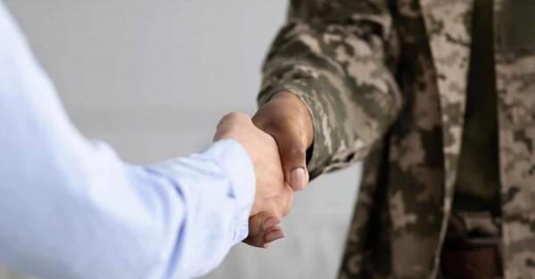 Хочеш на держслужбу - спершу до війська: про нові вимоги до чиновників та можливі наслідки Хочеш на держслужбу - спершу до війська: про нові вимоги до чиновників та можливі наслідки