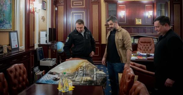 Платівка The Prodigy, книги та ікони - як виглядає кабінет Буданова в Офісі президента 