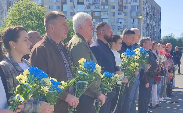 У 40-ві роковини аварії на ЧАЕС в Ізмаїлі поклали квіти до памʼятного знака ліквідаторам