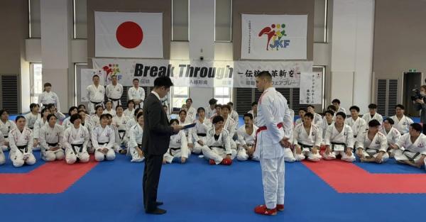 Українському каратисту Горуні повернули олімпійську медаль, яку він продав на аукціоні на початку війни Українському каратисту Горуні повернули олімпійську медаль, яку він продав на аукціоні на початку війни