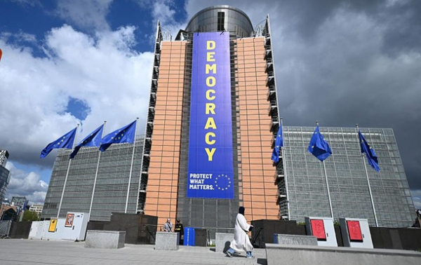 ЕС думает о ужесточении налоговых условий Киеву по кредиту в &euro;90 млрд - СМИ