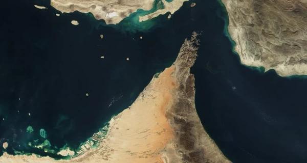 Іран почав обстрілювати кораблі, які намагалися пройти через Ормузьку протоку 