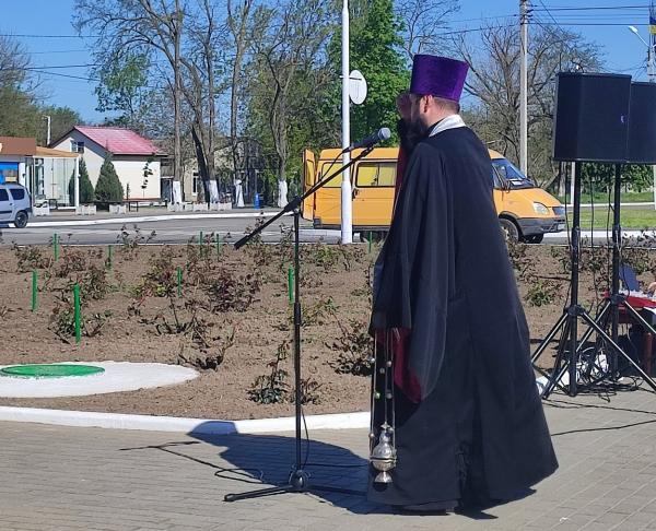 У 40-ві роковини аварії на ЧАЕС в Ізмаїлі поклали квіти до памʼятного знака ліквідаторам