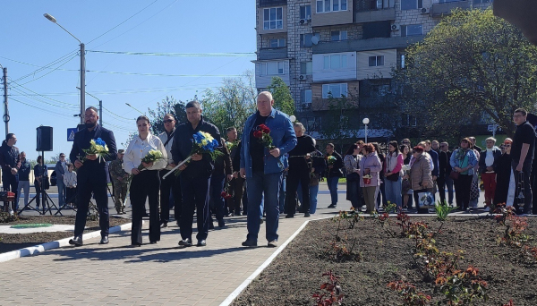 У 40-ві роковини аварії на ЧАЕС в Ізмаїлі поклали квіти до памʼятного знака ліквідаторам
