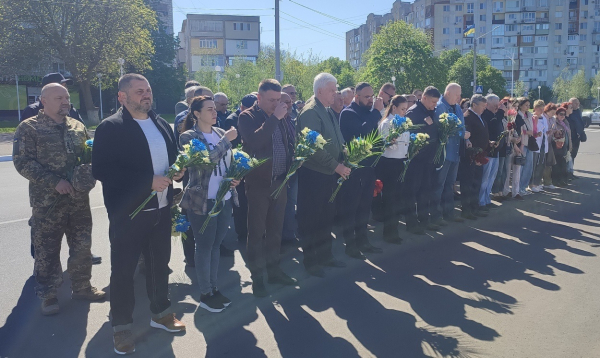 У 40-ві роковини аварії на ЧАЕС в Ізмаїлі поклали квіти до памʼятного знака ліквідаторам