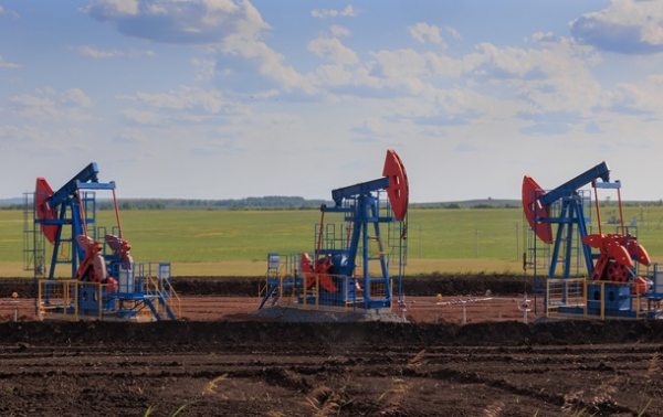 Нефтяные доходы РФ упали вдвое в марте