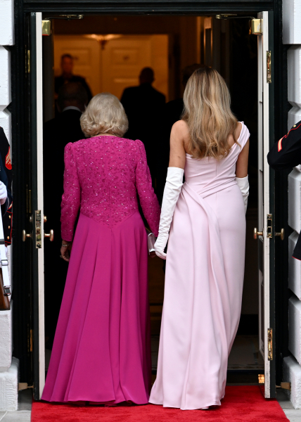 Прийом на честь короля: Меланія - в Dior, серед гостей - мільярдери, на десерт - торт у формі вулика 