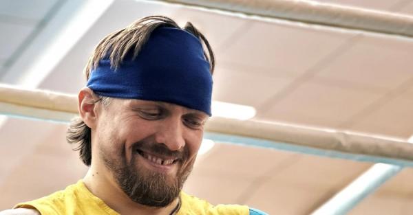 Усик повеселил сеть зажигательным танцем накануне боя с Верховеном   