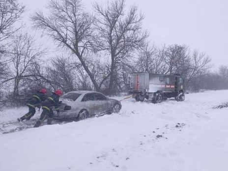 Снегопад в Украине: в нескольких областях ограничили движение транспорта, под Одессой и Николаевом многокилометровые пробки