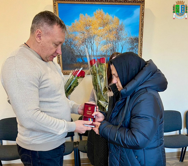 Матери погибшего измаильского героя вручили орден «За мужество» от Президента Украины