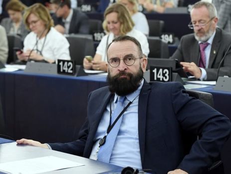 Венгерского евродепутата от консервативной партии Орбана задержали на вечеринке с голыми мужчинами. Он подал в отставку