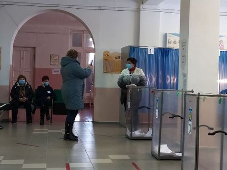 В Славянске люди фотографируются возле избирательных урн, чтобы выиграть iPhone 12