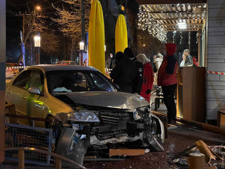 В Одессе автомобиль выехал на открытую площадку McDonald's, пострадали два человека