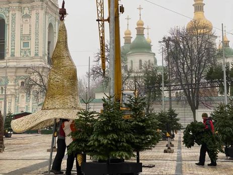 Главная елка Украины в Киеве осталась без волшебной шляпы