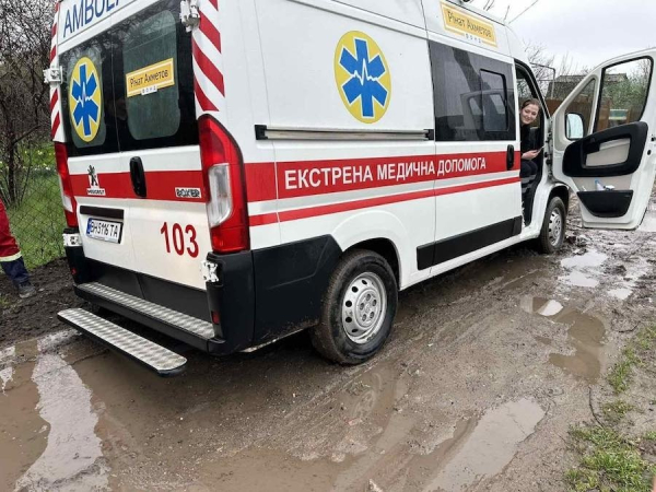 Спасатели вытащили в Измаиле из грязи две застрявшие машины "Скорой"