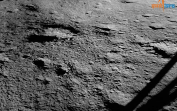 Индия показала первые снимки Луны после посадки аппарата Чандраян-3