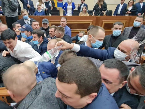 В Одесском облсовете новоизбранные депутаты сначала подрались, а потом начали первую сессию. Видео