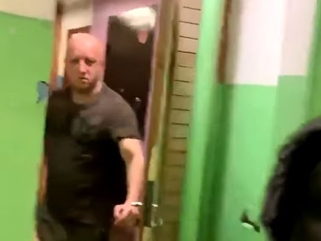 Журналисты пришли домой к сотруднику ФСБ, которого они подозревают в отравлении Навального
