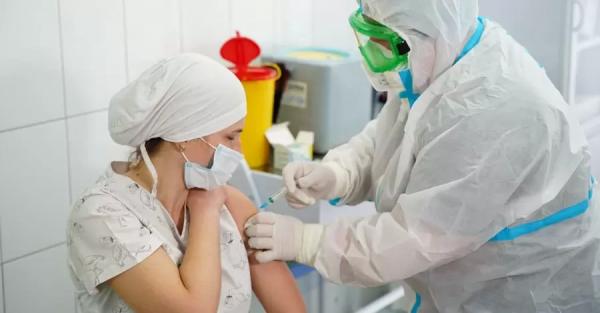 В Украине официально ввели бустерную дозу: кому, когда и какой вакциной сделают третью прививку - 