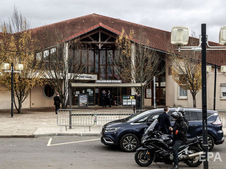 Во Франции четырем школьникам выдвинули обвинения в соучастии в убийстве учителя