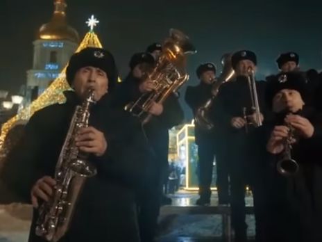 Полицейский оркестр исполнил "Щедрик" на Софийской площади в Киеве. Видео