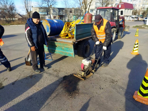 В условиях зимы: в Белгороде-Днестровском продолжают «латать» ямы холодным асфальтом